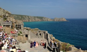 英国コーンウォールのミナックシアター。英国人女性ロウェナ・ケイドによって、５０年の歳月をかけて、たった一人で築かれた石の劇場です。