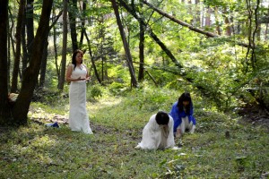 地球の大地に神殿のアストラル体を生成し、儀式の舞台を召喚する。左から御崎絢さん、奥秋佳代子さん、吉田佳名子さん。