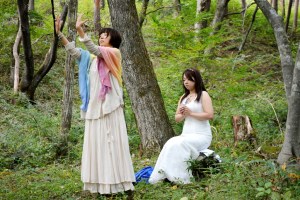 青い石の本体を虚の空間から、人間であるご自身の体内に召喚し始める奥秋佳代子さん。