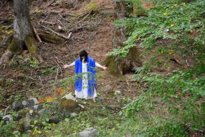 虚ではなく、有の世界に在る、人々の中や様々な場所に封印され、潜在している、青い石の新しい叡智を召喚するレムリアの天空の神官（吉田佳名子さん）。