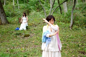 神官全員が、それぞれの役割を通して、儀式のチャネリングをしながら、エネルギーと波動を最善の形に整えて行きます。ここで、心と体と霊で感じる全てを通して、皆様からのお心合わせや遠隔でのご参加もチャネリングして統合しながら、儀式を進めて行きます。