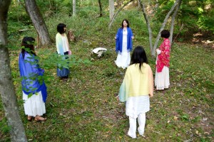 虚から召喚した青い石の本体と、人々や場所など有から召喚した青い石の叡智の集合体を、地殻に納めるためのひとつの青い石に統合する。