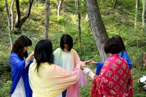 統合された青い石を地殻に納める。レムリアの、地球との融合のための調和を育み、祈りを捧げる。