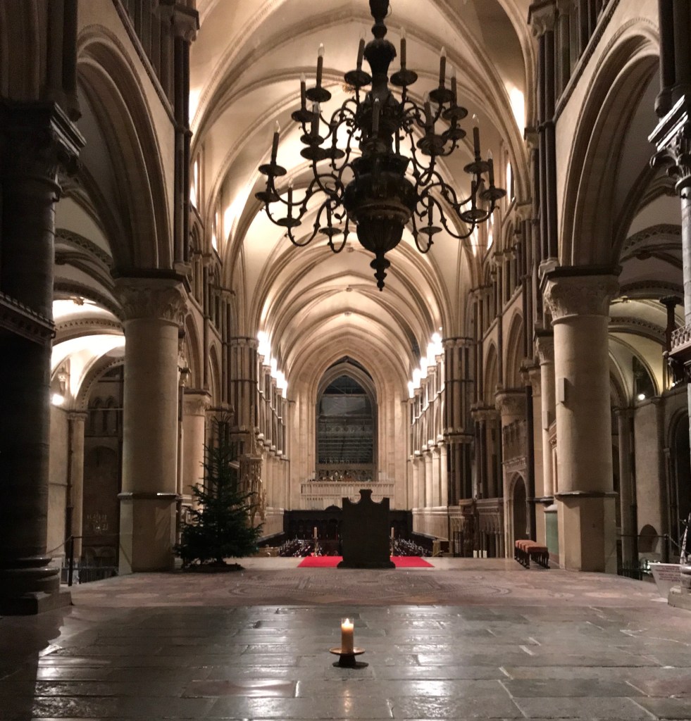 カンタベリー大聖堂は、トマス・ベケット大司教が暗殺された後に聖人になって以来、彼を弔うこのろうそくに向かって祈る事で病気や怪我が治る事で有名になり、参拝者が増えたそうです。